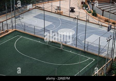 Isometrische Ansicht des Fußball- und Basketballfeldes Stockfoto