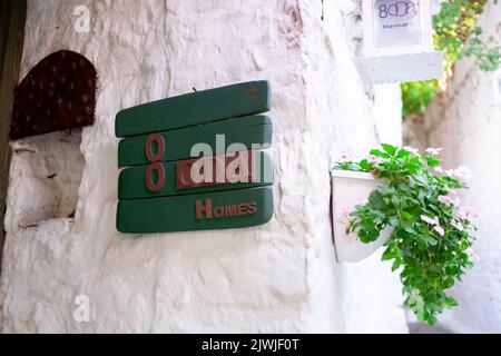 Hausnummernschild an der Wand. Adressnummer auf weißer Mauer in der Altstadt von Marmaris. Marmaris, Türkei - 8. September 2021 Stockfoto