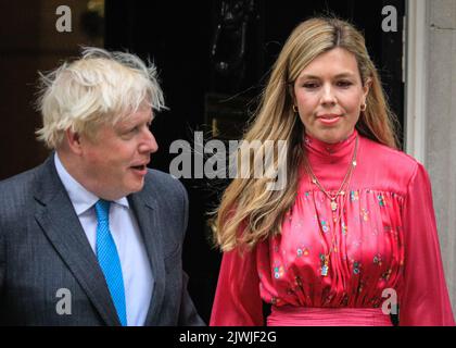 London, Großbritannien, 06.. September 2022. Boris Johnson mit Frau Carrie Johnson. Boris Johnson, scheidender britischer Premierminister, hält an seinem letzten Morgen im Amt eine Abschiedsrede vor der Downing Street 10 in Westminster, dankt dann seinen Mitarbeitern, Kollegen und Frau Carrie, bevor er die Downing Street zum letzten Mal verlässt und nach Balmoral für sein Publikum mit der Queen reist. Kredit: Imageplotter/Alamy Live Nachrichten Stockfoto