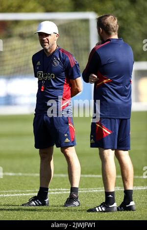 Amsterdam, Niederlande. 6. September 2022, AMSTERDAM - (lr) Ajax-Trainer Alfred Schreuder, Ajax-Assistenztrainer Matthias Kaltenbach während des Trainings vor dem Champions-League-Spiel zwischen Ajax Amsterdam und dem Rangers FC am 6. September 2022 im Sportkomplex de Toekomst in Amsterdam, Niederlande. ANP MAURICE VAN STEEN Stockfoto