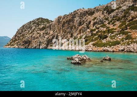 Aegean Sea Resort und Riff Felsen Landschaft in der Türkei Natur Reiseziele schöne Reiseszenerie Sommersaison türkisfarbenes Wasser Stockfoto