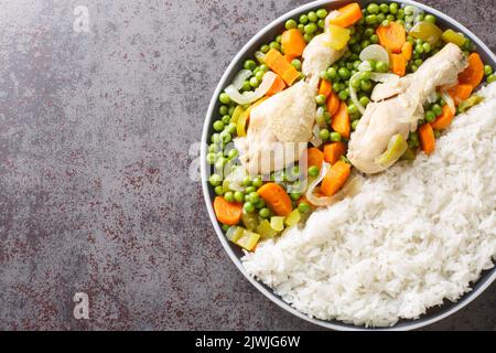 Pollo arvejado ist ein typischer chilenischer Eintopf aus Huhn und Erbsen, da die Hauptzutaten auf dem Teller auf dem Tisch liegen. Horizontale Ansicht von oben Stockfoto