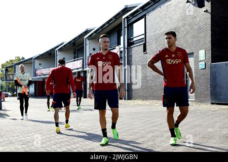 Amsterdam, Niederlande. 6. September 2022, AMSTERDAM - (lr) Lucas Ocampos von Ajax, Lisandro Magallan oder Ajax während des Trainings vor dem Champions-League-Spiel zwischen Ajax Amsterdam und dem Rangers FC im Sportkomplex de Toekomst am 6. September 2022 in Amsterdam, Niederlande. ANP MAURICE VAN STEEN Stockfoto