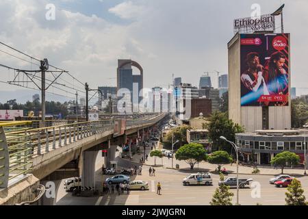 ADDIS ABEBA, ÄTHIOPIEN - 3. APRIL 2019: Erhöhter Abschnitt der Light Rail am Meskel-Platz in Addis Abeba, Äthiopien Stockfoto