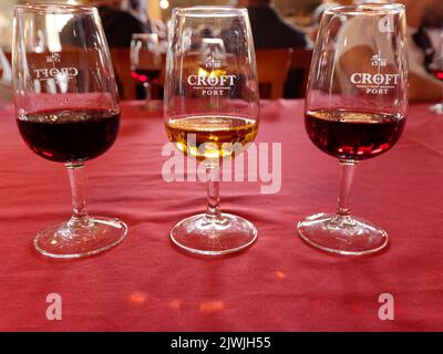 Drei Weingläser während einer Weinprobe im Douro Valley i Portugal Stockfoto