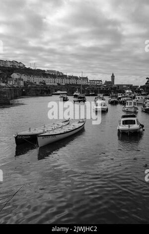 Blick auf Porthleven an einem schwungreichen Tag im September Stockfoto