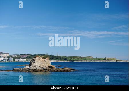 Sommeransicht des Strandes von El Camello, Santander, Kantabrien, Spanien, Europa Stockfoto