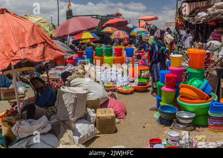 HARAR, ÄTHIOPIEN - 8. APRIL 2019: Straßenmarkt in Harar, Äthiopien Stockfoto