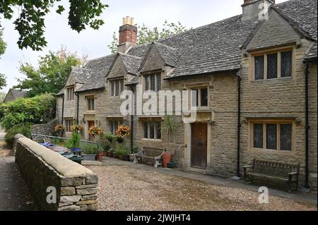 Almshäuser neben der St. Mary's Church im nördlichen Oxfordshire-Dorf Kidlington Stockfoto