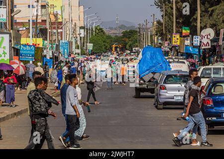 BAHIR DAR, ÄTHIOPIEN - 1. APRIL 2019: Straßenverkehr in Bahir dar, Äthiopien Stockfoto