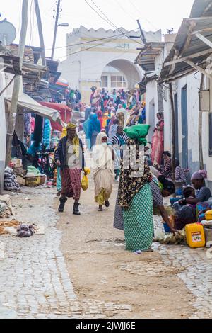 HARAR, ÄTHIOPIEN - 9. APRIL 2019: Straßenmarkt am Shoa Gate in Harar, Äthiopien Stockfoto