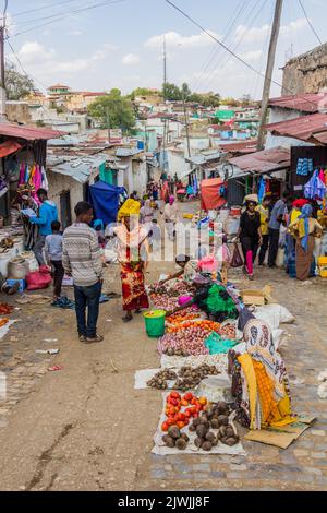 HARAR, ÄTHIOPIEN - 9. APRIL 2019: Blick auf eine Straße in der Altstadt von Harar, Äthiopien Stockfoto