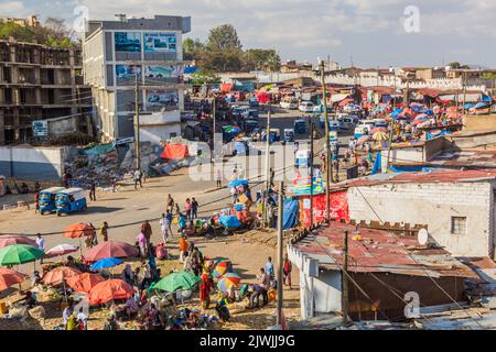 HARAR, ÄTHIOPIEN - 7. APRIL 2019: Luftaufnahme des Straßenverkehrs und eines Marktes in Harar, Äthiopien Stockfoto