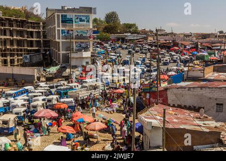 HARAR, ÄTHIOPIEN - 8. APRIL 2019: Luftaufnahme des Straßenverkehrs und eines Marktes in Harar, Äthiopien Stockfoto