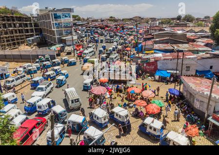 HARAR, ÄTHIOPIEN - 8. APRIL 2019: Luftaufnahme des Straßenverkehrs mit Tuk Tuks (Bajaj) und einem Markt in Harar, Äthiopien Stockfoto