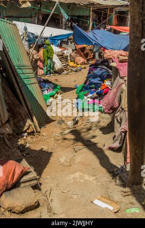 HARAR, ÄTHIOPIEN - 8. APRIL 2019: Straßenmarkt in Harar, Äthiopien Stockfoto