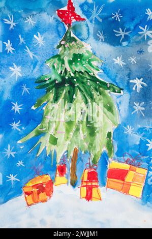 Kinder diy Aquarellzeichnung auf strukturiertem Papier - grüner flauschiger weihnachtsbaum mit Girlanden und Stern im Schnee und Geschenken. Fichte oder Tanne gegen Blau Stockfoto