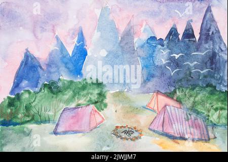 Kinder diy Aquarell Zeichnung auf strukturiertem Papier - Reisen, Wandern und Camping auf einer Lichtung in den Bergen. Zelte, Lagerfeuer und rosa Himmel. roma Stockfoto