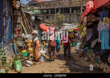 HARAR, ÄTHIOPIEN - 8. APRIL 2019: Straßenmarkt in Harar, Äthiopien Stockfoto