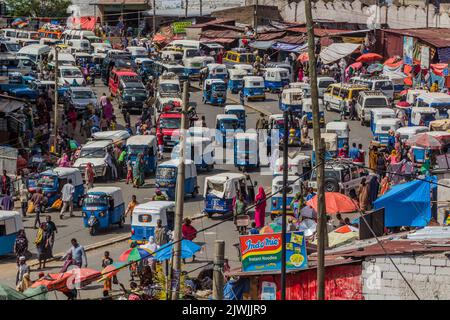 HARAR, ÄTHIOPIEN - 8. APRIL 2019: Luftaufnahme des Straßenverkehrs mit Tuk Tuks (Bajaj) in Harar, Äthiopien Stockfoto