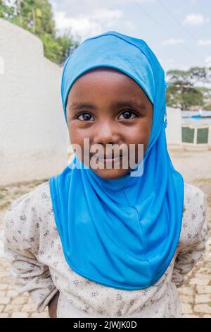 HARAR, ÄTHIOPIEN - 8. APRIL 2019: Junge Frau in Harar, Äthiopien Stockfoto