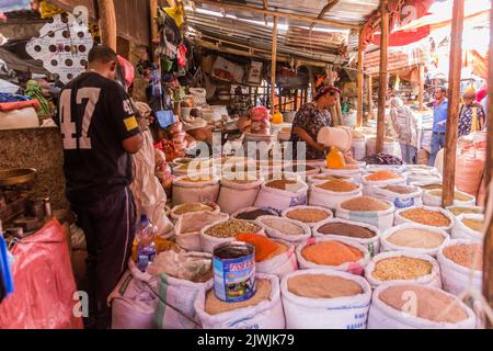 HARAR, ÄTHIOPIEN - 9. APRIL 2019: Straßenmarkt mit Getreide und Gewürzen in der Altstadt von Harar, Äthiopien Stockfoto