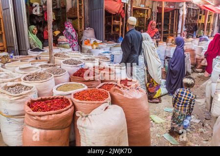 HARAR, ÄTHIOPIEN - 9. APRIL 2019: Straßenmarkt mit Gewürzen in der Altstadt von Harar, Äthiopien Stockfoto