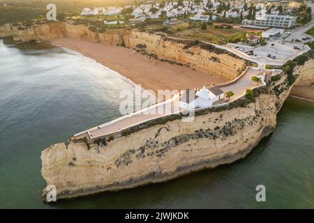 Luftaufnahme der Kirche Senhora de Nossa, Algarve bei Sonnenaufgang, Portugal Stockfoto