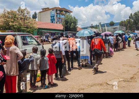 ADDIS ABEBA, ÄTHIOPIEN - 6. APRIL 2019: In Addis Abeba, Äthiopien, warten Menschen auf einen Minibus Stockfoto