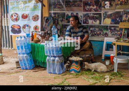 ADDIS ABEBA, ÄTHIOPIEN - 6. APRIL 2019: Lokales Frauencafé in den Vororten von Entoto in Addis Abeba, Äthiopien Stockfoto