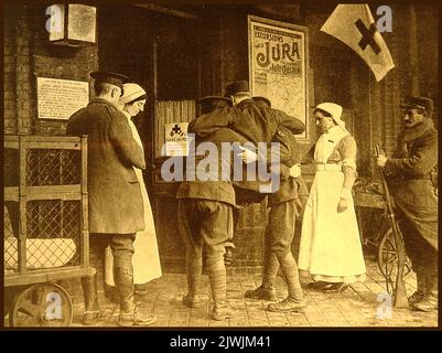 WWI - R.A.M.C. Mitarbeiter des Royal Army Medical Corps tragen den ersten verwundeten Soldaten in die erste „Aid Post“ des Roten Kreuzes in Frankreich, die sich in Räumlichkeiten befindet, die früher von AVIS-Motoren für Exkursionen genutzt wurden Stockfoto