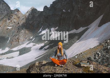 Frau meditiert im Freien in den Bergen Yoga psychische Gesundheit Konzept Reisen gesunder Lebensstil Sommerferien Harmonie mit der Natur Stockfoto