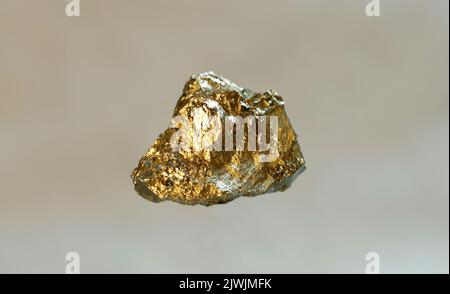 Pyrit ist ein Mineral aus der Gruppe der Sulfide, deren chemische Formel FeS2 ist. Es besteht aus Schwefel und Eisen. Isoliertes Foto auf grauem Hintergrund Stockfoto