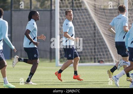 Brügge, Belgien, 06. September 2022, Dedryck Boyata des Clubs und Ruud Vormer im Bild während einer Trainingseinheit des belgischen Fußballteams Club Brugge KV, Dienstag, 06. September 2022 in Brügge, Zur Vorbereitung des morgigen Spiels gegen den Deutschen Bayer 04 Leverkusen am Eröffnungstag der UEFA Champions League Gruppenphase. BELGA FOTO BRUNO FAHY Stockfoto