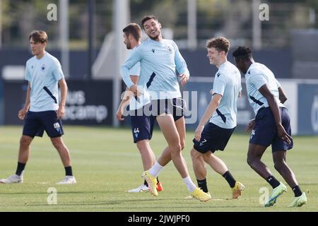 Brügge, Belgien, 06. September 2022, Roman Yaremchuk des Clubs und Andreas Skov Olsen des Clubs während einer Trainingseinheit des belgischen Fußballteams Club Brügge KV, Dienstag, 06. September 2022 in Brügge, Zur Vorbereitung des morgigen Spiels gegen den Deutschen Bayer 04 Leverkusen am Eröffnungstag der UEFA Champions League Gruppenphase. BELGA FOTO BRUNO FAHY Stockfoto