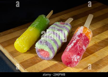 Süßes Dessert auf schwarzem Hintergrund. Delikatesse auf einem Holzbrett in der Küche Stockfoto