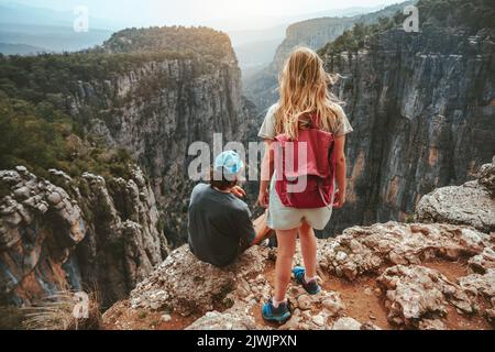 Paar Wandern zusammen reisen wandern gesund leben aktiv Sommerferien Outdoor Mann und Frau mit Rucksack Touristen auf der Klippe Tazi Canyon in TU Stockfoto