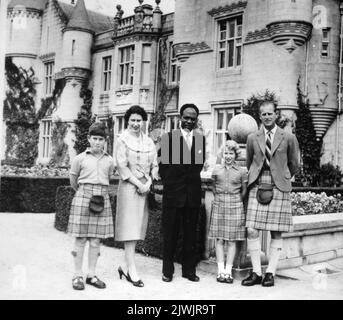 BESTE VERFÜGBARE QUALITÄT NUR IN SCHWARZWEISS Datei-Foto vom 12/08/59 von Dr. Kwame Nkrumah, Premierminister von Ghana, mit Königin Elizabeth II, Herzog von Edinburgh, Prinz Charles und Prinzessin Anne, im Balmoral Castle. Die Königin soll nie glücklicher sein, als wenn sie auf ihrem geliebten Balmoral-Anwesen wohnt. Balmoral Castle - ihr privates schottisches Zuhause in Aberdeenshire - wurde ihr durch Generationen von Royals übergeben, nachdem sie 1852 von Prinz Albert für Queen Victoria gekauft wurde. Victoria beschrieb Balmoral als ihren „Himmel auf Erden“, und dort suchte sie nach Alberts Tod Trost. Der Stockfoto