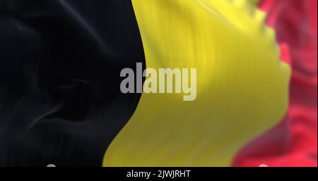 Nahaufnahme der im Wind winkenden belgischen Nationalflagge. Belgien ist ein Land in Nordwesteuropa. Texturierter Hintergrund aus Stoff. Selektiver Fokus Stockfoto