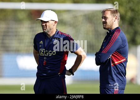 Amsterdam, Niederlande. 6. September 2022, AMSTERDAM - (LR) Ajax-Trainer Alfred Schreuder, Ajax-Assistenztrainer Matthias Kaltenbach während des Trainings vor dem Champions-League-Spiel zwischen Ajax Amsterdam und dem Rangers FC am 6. September 2022 im Sportkomplex de Toekomst in Amsterdam, Niederlande. ANP MAURICE VAN STEEN Stockfoto