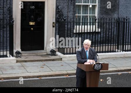 London, Großbritannien. 06. September 2022. Der britische Premierminister Boris Johnson hält seine Abschiedsrede vor den internationalen Medien vor der Downing Street Nr. 10 am Dienstag, dem 06. September 2022. Johnson geht nach Balmoral, Schottland, um mit Ihrer Majestät der Königin die Machtwechsel abzuschließen, während die neue Premierministerin Liz Truss das Land übernimmt. Foto von Hugo Philpott/UPI Credit: UPI/Alamy Live News Stockfoto