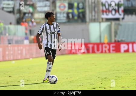 Florenz, Italien. 03. September 2022. Cuadrado in Aktion während ACF Fiorentina gegen Juventus FC, italienische Fußballserie A Spiel in Florenz, Italien, September 03 2022 Quelle: Independent Photo Agency/Alamy Live News Stockfoto