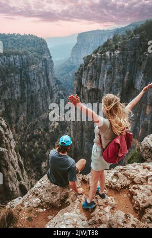 Paar auf der Klippe Tazi Canyon Reise Wandern zusammen gesunde Lebensweise aktive Sommerferien im Freien junge Mann und Frau Touristen genießen Luftbild Stockfoto