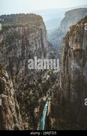 Tazi Canyon Landschaft in der Türkei Luftaufnahme Bergfelsen und Fluss Wildnis Natur Landschaft Reiseziele Stockfoto