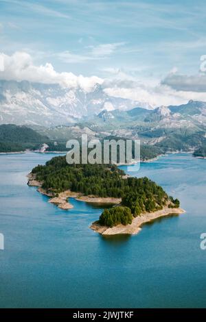 Luftbild Landschaft Karacaoren See umgeben von Bergen in der Türkei. Waldinsel in türkisfarbener Wasserlandschaft wilde Natur reisen schöne destina Stockfoto