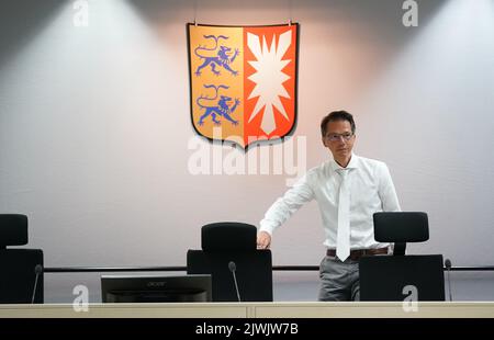 Itzehoe, Deutschland. 06. September 2022. Dominik Groß, Vorsitzender Richter, steht vor Beginn des Verhandlungstages im Gerichtssaal. Der Prozess gegen die ehemalige KZ-Sekretärin Irmgard F. am Landgericht Itzehoe geht weiter. Der 97-Jährige wird in mehr als 11.000 Fällen im KZ Stutthof wegen Mordbeihildes angeklagt. Kredit: Marcus Brandt/dpa-POOL/dpa/Alamy Live Nachrichten Stockfoto