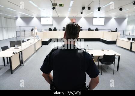 Itzehoe, Deutschland. 06. September 2022. Vor Beginn des Verhandlungstages steht ein Gerichtsbeamter im Gerichtssaal. Der Prozess gegen die ehemalige KZ-Sekretärin Irmgard F. am Landgericht Itzehoe geht weiter. Der 97-Jährige wird in mehr als 11.000 Fällen im KZ Stutthof wegen Mordbeihildes angeklagt. Kredit: Marcus Brandt/dpa-POOL/dpa/Alamy Live Nachrichten Stockfoto