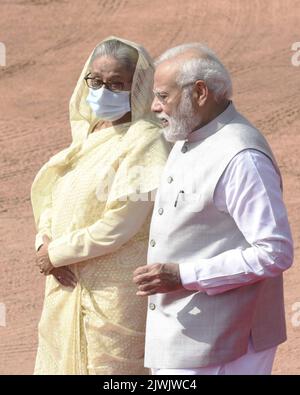 Neu-Delhi, Indien. 05. September 2022. Premierminister Narendra Modi und der Amtskollege von Bangladesch, Scheich Hasina, tragen eine Gesichtsmaske während eines feierlichen Empfangs auf dem Vorplatz von Rashtrapati Bhawan. Premierminister Hasina ist zu einem viertägigen Besuch in Indien und unterzeichnet wahrscheinlich Pakte über die gemeinsame Nutzung von Wasser, die Verteidigung und die gegenseitige Zusammenarbeit. (Foto von Sondeep Shankar/Pacific Press) Quelle: Pacific Press Media Production Corp./Alamy Live News Stockfoto