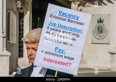 London, Großbritannien. 6. September 2022. Barristers versammeln sich vor dem Obersten Gerichtshof - die Criminal Bar Association beginnt Streikmaßnahmen nach einem „überwältigenden“ Wahlgang ihrer Mitgliedschaft, der das letzte Lohnangebot abgelehnt hat. Seit dem 5.. September 2022 begannen unbefristete Wochen der Aktion und protestierten vor den Gerichten am 6.. Kredit: Guy Bell/Alamy Live Nachrichten Stockfoto