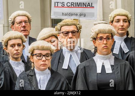 London, Großbritannien. 6. September 2022. Barristers versammeln sich vor dem Obersten Gerichtshof - die Criminal Bar Association beginnt Streikmaßnahmen nach einem „überwältigenden“ Wahlgang ihrer Mitgliedschaft, der das letzte Lohnangebot abgelehnt hat. Seit dem 5.. September 2022 begannen unbefristete Wochen der Aktion und protestierten vor den Gerichten am 6.. Kredit: Guy Bell/Alamy Live Nachrichten Stockfoto